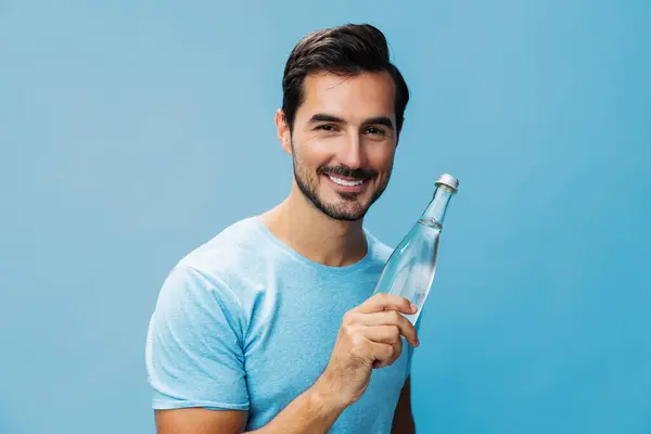 Homem Saudável Azul Sorriso Atraente Água Feliz Estúdio Retrato Segurando — Fotografia de Stock