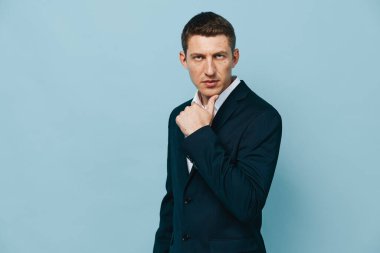 Arkaplan yakışıklı erkekler, iş adamı portresi, model çekici ifade, beyaz, kendine güvenen yetişkin, stüdyo erkekleri, arka plandaki adam, başarılı iş adamı beyaz, genç menajer.