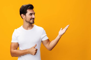 Tişörtçü adam, günlük sarı kot gömlek arka plan stüdyo yaşam tarzı uzay görüşü öndeki gülümseme, izole edilmiş şablon, fotokopi mankeni.