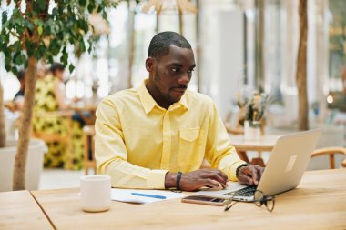 Bilgisayarcı akıllı afro iş adamı genç profesyonel iş adamı Laptop ofisi yetişkin erkek teknoloji girişimcisi iş adamı