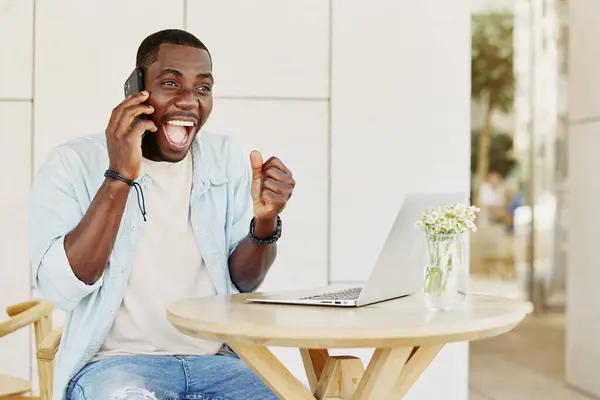 Чоловік Ділове Спілкування Посмішка Бізнесмен Щасливий Портрет Мобільний Комп Ютер — стокове фото