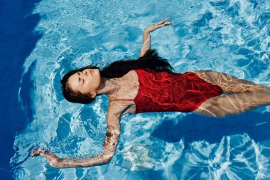 Ateşli kadın, güzel beyaz vücut, güzel vücut, tatil, mavi beyaz yüzme, yaz tatili, ıslak deniz, kadın, su havuzu, sağlıklı yaşam tarzı.