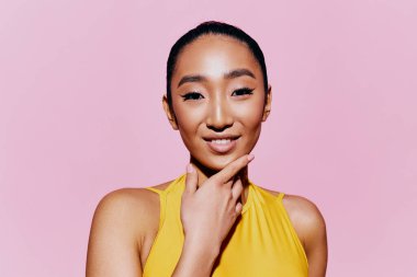 Kadın yaz stili gülümseme moda moda kadın moda moda siyah moda portre pembe gözler coşku dudaklar mayo bayan güzellik modeli sarı neşeli