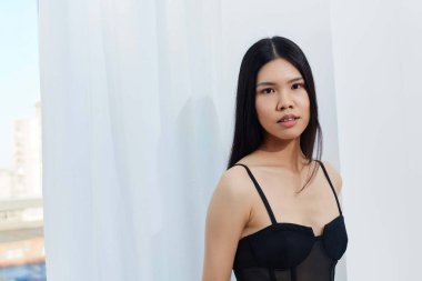 Portre kadını, kozmetik Asyalı kadınlığıyla, makyaj salonuyla, seksi saç kesimiyle, zarif, beyaz saçlı kızla, uzun tenli, çekici, Koreli güzel, çekici, siyah, sevimli, çekici bir kadınla karşı karşıya.