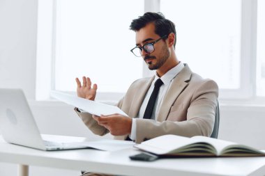 Yetişkin doküman işadamı çekici, mutlu takım elbiseli, kağıt işleri şirketinde çalışan, başarılı, genç, kurumsal yaşam tarzı planlayan bir uzman.