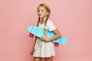 Neşeli Anlar: Patenci Kızların Çocukluk Maceraları