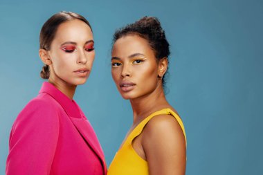 Sarışın, çekici bir kadın, güzel bir vücut bakımı, güzel bir göz, renkli bir stüdyo modeli, mutlu bir Amerikan yüzü, Afro makyajlı bir kız, sağlıklı iki parlıyor.