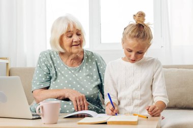 Selfie beyaz tişörtlü çocuk insanlara sarıldı. Torun eğitimi yetişkin dizüstü bilgisayar mutluluğu kanepesi. Aile fotoğraflarının kopyası.
