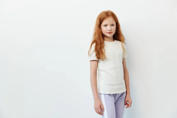 Lifestyle Jolie Petits Enfants Blanc Mignon Expression Jeune Caucasien Fille — Photo