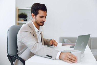 Zafer, beyaz teknoloji, mutlu portre, masa başı bilgisayar, bilgisayar, ofis, ofis, beyaz iş, iş adamı, iş adamı, iş adamı, iş adamı, iş adamı, iş adamı, iş adamı.