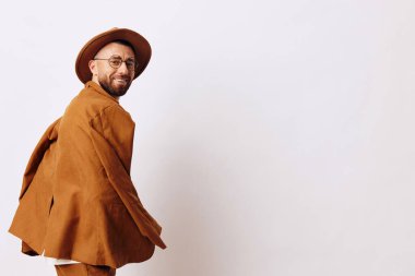 Mutlu adam, genç gömlek, beyaz sakal, modern gözlük, modaya uygun moda, yetişkin, yakışıklı, çekici arka plan hipster, model, erkek tarzı, yaşam tarzı.