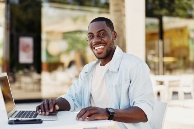 Erkek Amerikan erkeği bir gülümseme mutlu yetişkin görünüşlü Afrikalı yakışıklı bir adam neşeli bir yüz resmi modern siyah yaşam tarzı