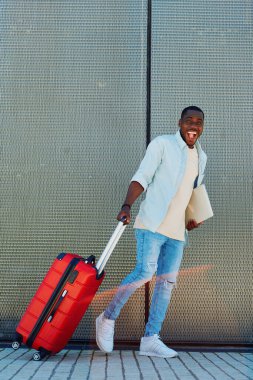 Adam akıllı moda havalı erkek valiz gezgini modern yürüyen yaşam tarzı Afrikalı genç gezgin çekici turist siyah model