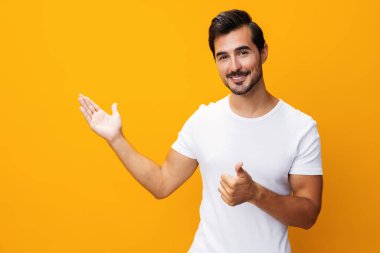 Erkek şablonu kıyafet arka plan beyaz gülümseme stüdyosu dış görünüş dış görünüş sarı tişört boş fotokopi yaşam tarzı