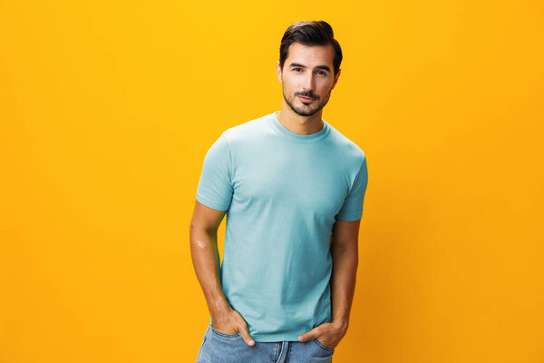 Портрет человека фон изолированная мода желтая улыбка пространство улыбающийся парень рука смеется жест модель привлекательный уверенный веселый студийный бизнес стиль копирования стиль модный