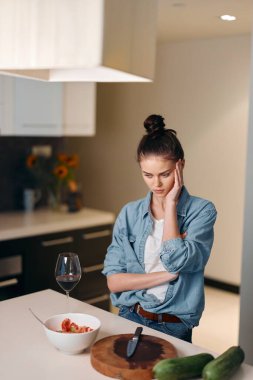 Mutfak Masasında Oturan Yalnız Kadın, Üzgün ve Düşünceli, Evsel Sorunlar ve Sağlık Sorunları Ortasında Üzüntü ve Umutsuzluk İfade Ediyor: Mutsuzluğun Portresi