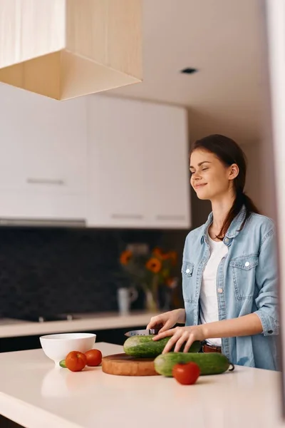 Sağlıklı Evhanımı Genç Kafkas Kadın Mutfakta Taze Sebze Salatası Hazırlıyor — Stok fotoğraf
