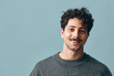 Kendine güvenen erkek yakışıklı süveter modayla yüzleşir modern pozitif hipster beyaz sakallı bir kopya uzay portresi güzel gülümseme çekici duygu