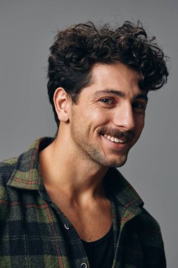 Beyaz adam beyaz yakalı şık gömlek moda moda moda moda moda moda moda modern hippi olumlu ifade kendine güvenen Hispanik görünüş duygu modeli taklit uzay gülümsemesi