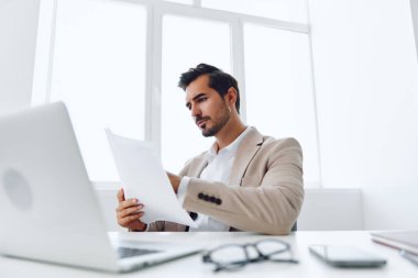 İşçi Kafkasyalı işadamı mesleğini icra ederken profesyonel ofis kazananı genç yönetici mutlu dizüstü bilgisayar planlama kağıt şirketini kullanan bir adama benziyor.