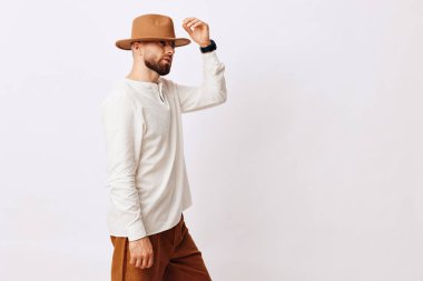 Beyaz tenli, çekici genç, soyutlanmış, günlük yetişkin ifadesi, beyaz arka plan, arka plan, yüz, stüdyo yakışıklı, modaya uygun.