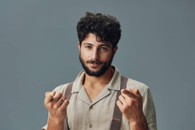 Genç arka plan insanı moda yetişkin havalı yüz ifadesi izole adam beyaz çekici stüdyo yakışıklı beyaz sakal modelli beyaz adam sıradan yüz ifadesi