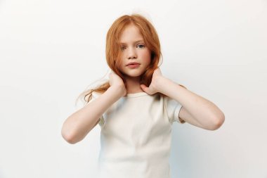 Kadın, oldukça çekici bir ifade, beyaz kız, arka plan, güzel saçlar, sevimli, kıvırcık, kızıl saçlı, kızıl saçlı, yetişkin, beyaz, kırmızı stüdyo kadını.