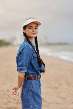 Mutlu Yaz: Güzel Doğada Özgürlük ve Mutlulukla Gülümseyen, Sahilde Tatilden Hoşlanan Çekici Kadın