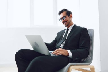 Yönetici geçmişi olan iş adamı iş adamı iş adamı zaferi beyaz duygu kurumsal kutlama teknolojisi mutlu başarılı yönetici iş adamı dizüstü bilgisayar şampiyonu yetişkin