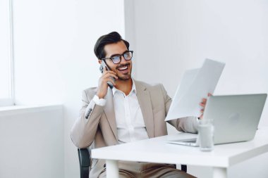 Adam telefon yöneticisi cep telefonu iş adamı dizüstü bilgisayar kazananı portre şirket telefonu döküman ofisi genç modern çalışan gülümseme