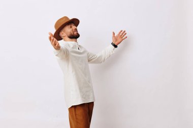 Genç moda jesti, sıradan yakışıklı stüdyo sakallı, dışavurumcu, model, arka plan adamı, beyaz portre.