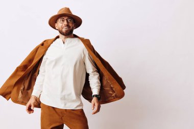 Sakallı adam geçmişi olgun beyaz şapka modeli moda tarzı genç şık portre yakışıklı adam çekici erkek tarzı arka plan