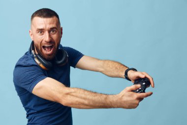 Genç ifade insanı mutlu model arka plan gülümse normal erkek adam duygusal yakışıklı portre beyaz yakışıklı stüdyo sakallı beyaz adam.