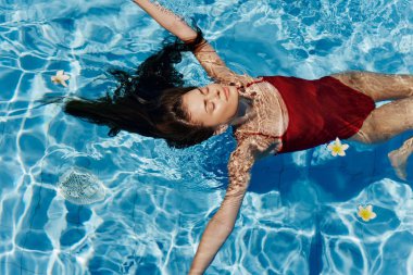 Su altında kadın cesedi Kafkas su yaşam tarzı güzellik ıslak dinlenme havuzu sağlıklı insan yaz mavisi kadın yüzer genç mayo spor kızı