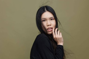 Güzel bir kadın, güzel bir kadın. Moda, siyahi bir kız, çekici bir kuaför, çekici bir Asyalı güzellik, kozmetik bir Japon saçı.