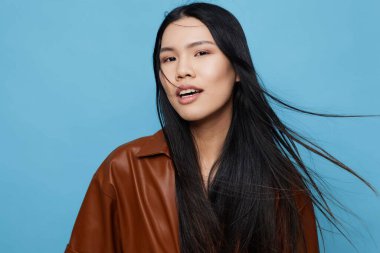 Kadın saçı Japon çekici arkaplan portresi mutlu Asyalı uzun trend Koreli yaşam tarzı neşeli bayan stüdyo kızı tatlı kız gülümsemesi mavi