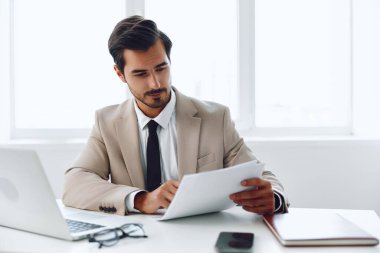 Adam kâğıdı iletişimi beyaz şirket davası evrak işi çekici ofis işadamı başarılı laptop özgüvenli iş lideri planlama