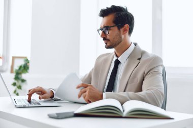 Ofisteki mutlu insan, profesyonel işçi, kağıt şirketi, şirket işgali, şirket dizüstü bilgisayarı, iş adamı, girişimci işyeri, iş adamı...