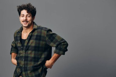 Erkek portresi yakışıklı duygu modayı moda telif alanı ifadesi çekici genç gömlek beyaz neşeli gülümseme hipster bir yaşam tarzı modern moda