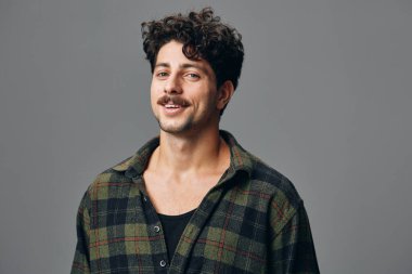 Hispanik hippi yakışıklı moda yaşam tarzı izole edilmiş yetişkin gülümsemesi portresi modern moda beyaz güzel gömlek, kopyalanmış arka plan havalı saçlar.
