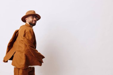 Arka planda yetişkin portresi modeli sakal arka planda modaya uygun modern adam yakışıklı moda moda beyaz, günlük beyaz, beyaz stüdyo tipi şapka takan adam.