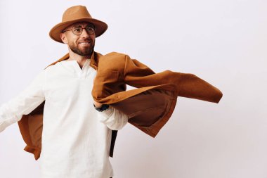 Kafkasyalı, genç, hippi görünümlü, sıradan beyaz bir yüz, mutlu bir portre, yakışıklı bir arka plan bıyığı, neşeli, yetişkin sakallı, sırıtan bir arka plan adamı.