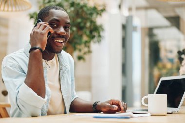 Erkek iş adamı dizüstü bilgisayar genç Amerikan profesyonel iletişim ofisi yaşam tarzı yetişkin siyah iş adamı gülümsemesi iş yeri portresi mutlu bilgisayar Afrikalı telefon görünümlü teknoloji