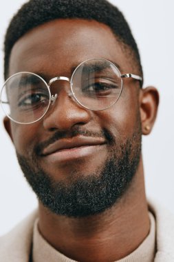 Moda adamı yeşil amerikan modeli afrikalı ifade yakışıklı moda arka plan şık bej elbise siyah portre afro çekici erkek ceketi modern moda