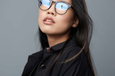Gözlüklü kadın şirin stüdyo modayı güzel güzel Asyalı neşeli hayat tarzı kendinden emin mutlu kız portresi çekici iş geçmişi gülümsemesi öğrenci yüzü