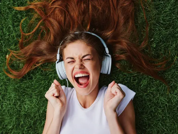 Feliz Adolescente Escuchando Música Con Auriculares Tumbados Césped Verde Parque —  Fotos de Stock