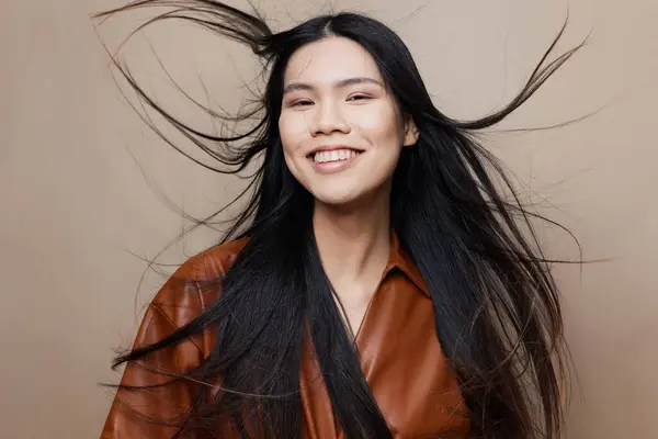 Sevimli Kadın Saç Modeli Kozmetik Asyalı Çekici Güzellik Salonu Kadınlığı — Stok fotoğraf