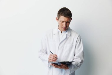 Steteskop çalışan erkekler, üniforma giyen erkekler, uzman hekim, Kafkas hastanesi yetişkin sağlık doktoru, sağlık geçmişi olan doktor, tedavi uygulayıcısı.