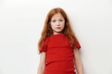 Mutsuz, genç çocukların portresi. Güzel, beyaz, küçük, duygusal. Stresli, sevimli, üzgün, geçmişteki kızgın kadın.