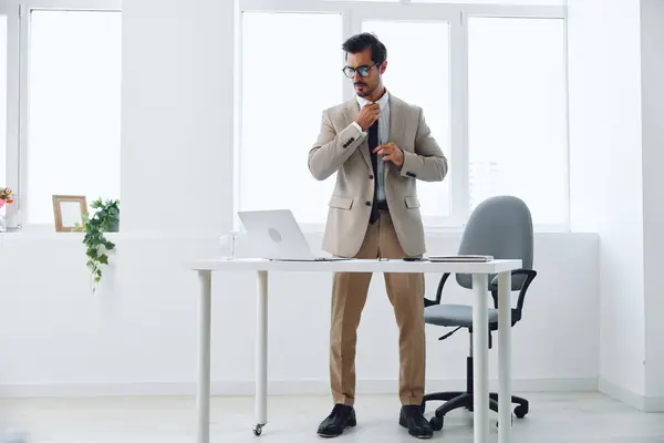 Adamı Takım Elbiseli Adamı Ofis Arka Planı Kazananı Bilgisayar Duygu — Stok fotoğraf